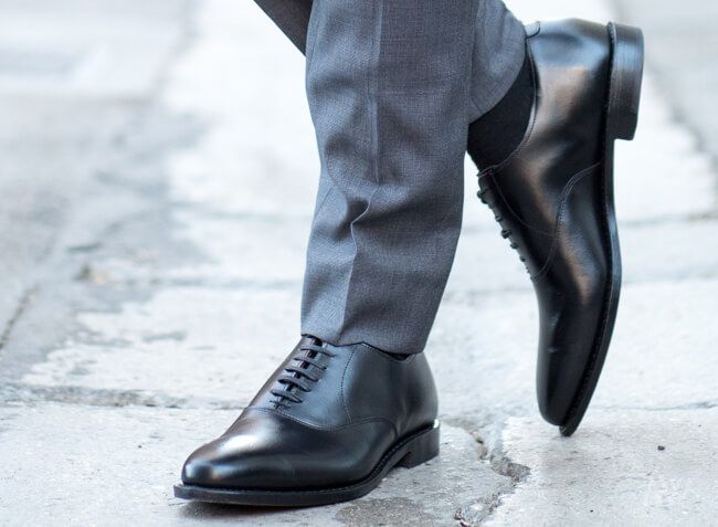 Czarne buty Oxford jako dopełnienie stylizacji ślubnej. Jak ubrać się na wesele?